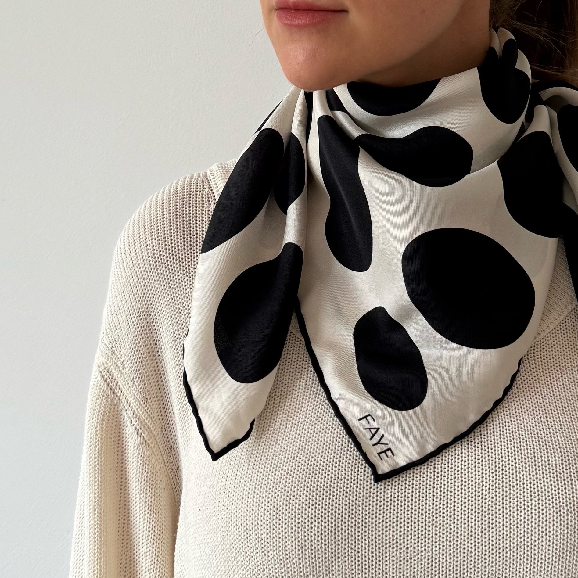 PEBBLE SILK SCARF - JET BLACK - 70 x 70 CM